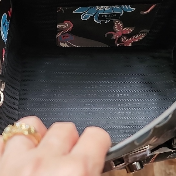 Large Prada - Picture 11 of 13